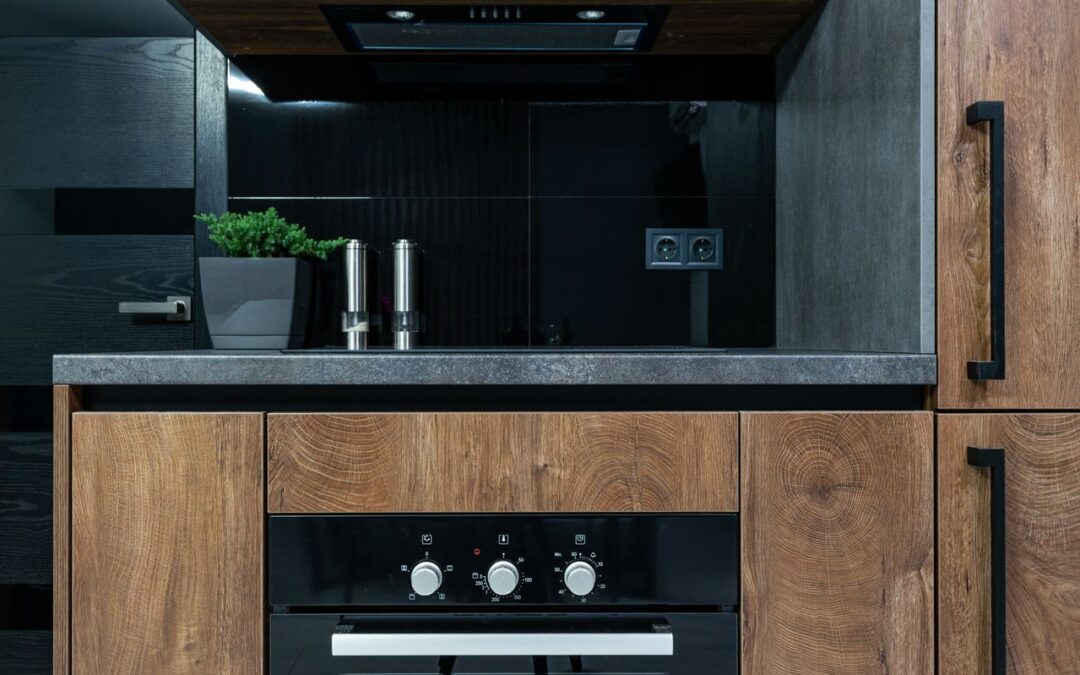 Keuken renoveren met een gouden wasbak als middelpunt